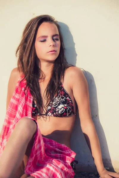 Schöne Junge Mädchen Hellen Bikini Badeanzug Sitzt Der Nähe Der — Stockfoto