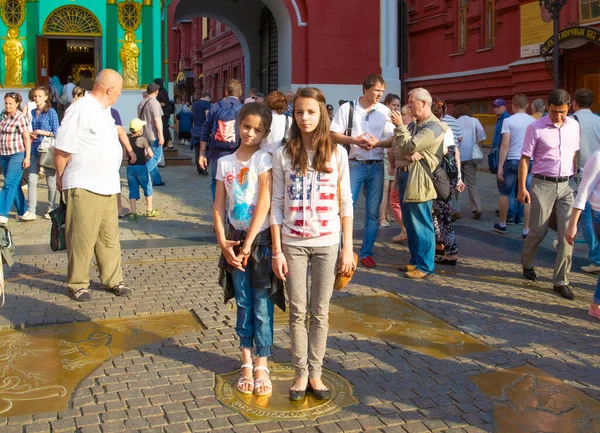 Moscú Rusia Julio 2015 Dos Adolescentes Pie Kilómetro Cero Famoso — Foto de Stock