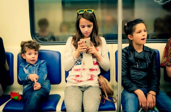 Metró Utasok Ülnek Ülések Metró Autó Vezetés Közben Fáradt Gyerekek — Stock Fotó