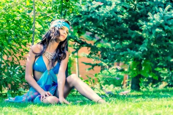 Model Hledá Dívka Stojící Plavkách Pozadí Zelené Trávy Lesa Kopírovat — Stock fotografie