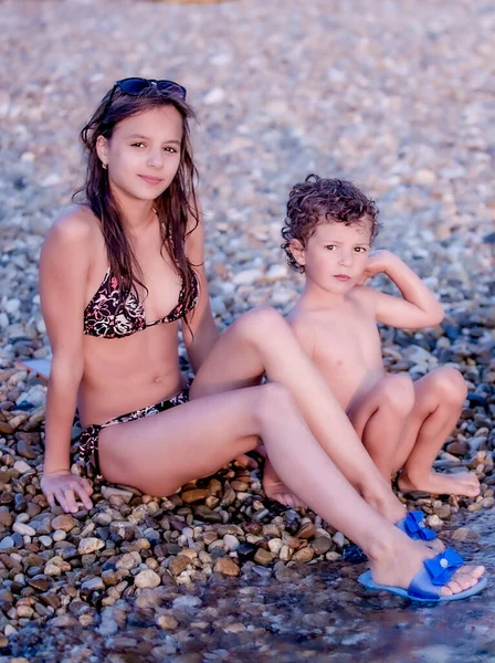 Famiglia Due Bambini Che Giocano Con Pietre Sulla Spiaggia Tramonto — Foto Stock