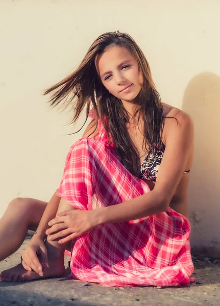 Gyönyörű Fiatal Lány Fényes Bikini Fürdőruhában Fal Mellett Divatos Üdülőhely — Stock Fotó