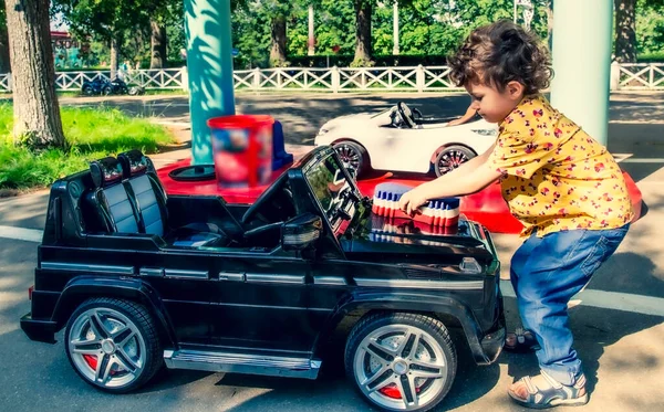 Kleiner Netter Junge Wäscht Großes Schwarzes Spielzeugauto Sommergarten Freien Brünettes — Stockfoto