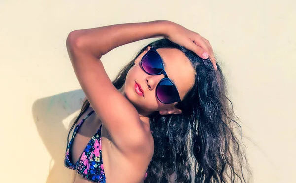 Retrato Uma Menina Esbelta Maiô Óculos Sol Posando Contra Parede — Fotografia de Stock