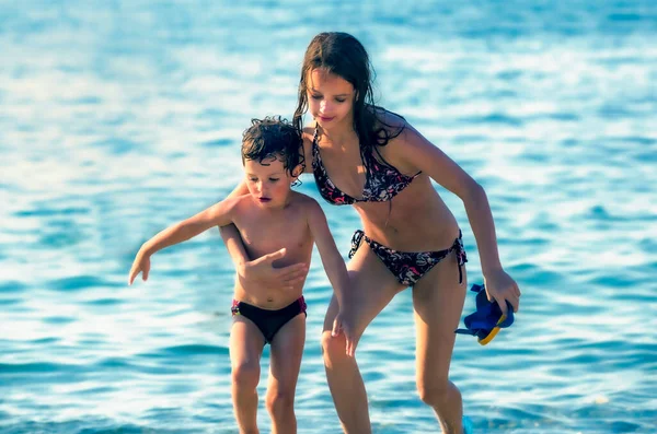 Sorella Fratello Che Giocano Sulla Spiaggia Durante Giorno Concetto Fratello — Foto Stock