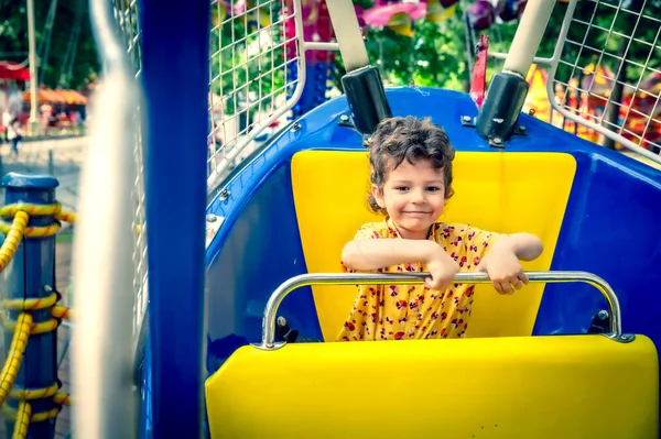 Kleine Lockige Jungen Fahren Park Auf Einem Karussell Erholung Und — Stockfoto