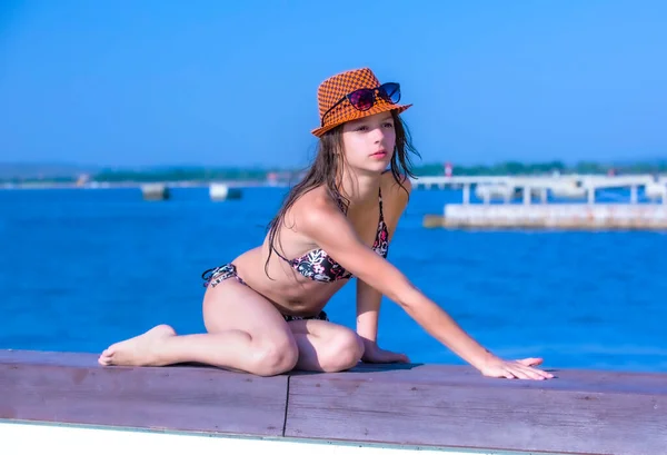 Joven Chica Hermosa Traje Baño Mar Sombrero Cabeza Glamoroso Posando —  Fotos de Stock