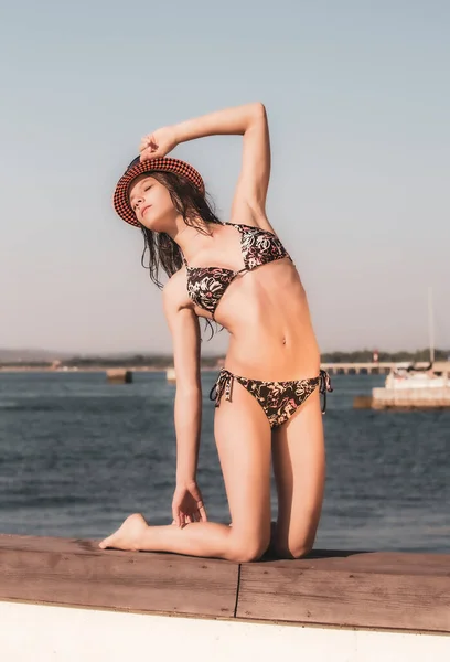 Menina Bonita Nova Maiô Mar Chapéu Cabeça Glamoroso Posando Cais — Fotografia de Stock