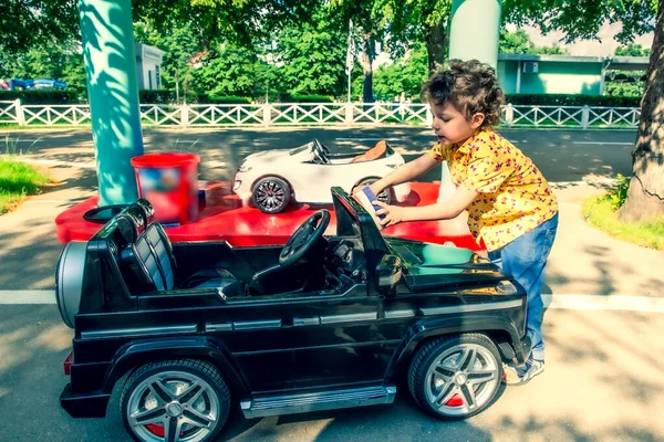 Kleiner Netter Junge Wäscht Großes Schwarzes Spielzeugauto Sommergarten Freien Brünettes — Stockfoto