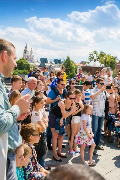 モスクワ ロシア 2015年7月1日 観光客の群衆 誰かが写真を撮る ボリショイ劇場の近くのエリア 国家経済の成果の展示 観光ライフスタイルのコンセプト パノラマ — ストック写真