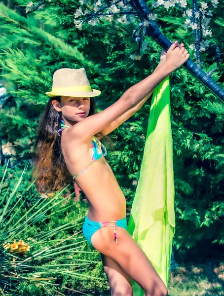 Model Patrząc Dziewczyna Stojąca Strój Kąpielowy Tle Zielonej Trawy Lasu — Zdjęcie stockowe