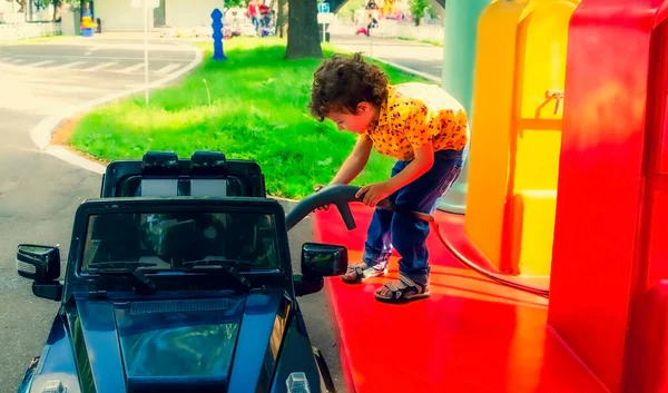 Freizeitpark Coole Jungs Fahren Spielzeugautos Der Tankstelle — Stockfoto