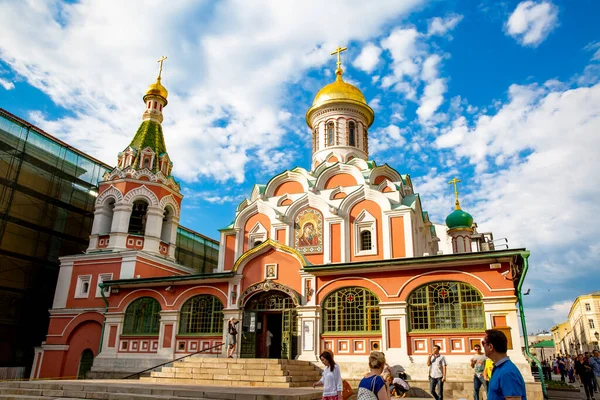 Moskova, Rusya - 1 Temmuz 2015: Moskova 'da Kızıl Meydan' da Kazan İkonası Katedrali
