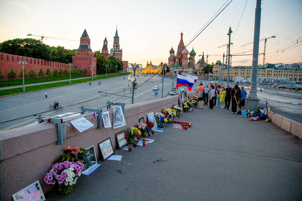 МОСКВА, РОССИЯ, 01 июля 2015 г. Портрет и цветы на месте убийства российского политика Бориса Немцова. Национальный мемориал на Большом Москворецком мосту
