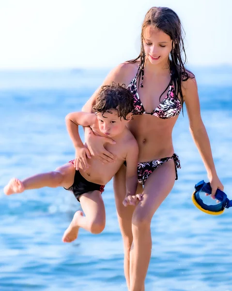 Giovane Ragazza Dal Mare Portando Suo Fratello Terra — Foto Stock