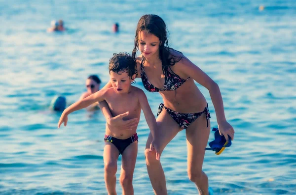 Schwester Und Bruder Spielen Tagsüber Strand Konzept Bruder Und Schwester — Stockfoto