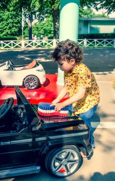 Kleiner Netter Junge Wäscht Großes Schwarzes Spielzeugauto Sommergarten Freien Brünettes — Stockfoto