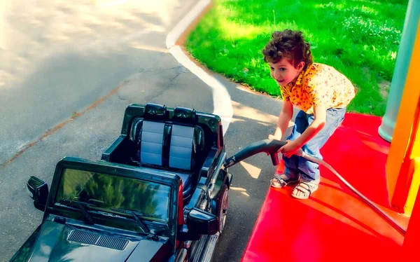 Freizeitpark Coole Jungs Fahren Spielzeugautos Der Tankstelle — Stockfoto