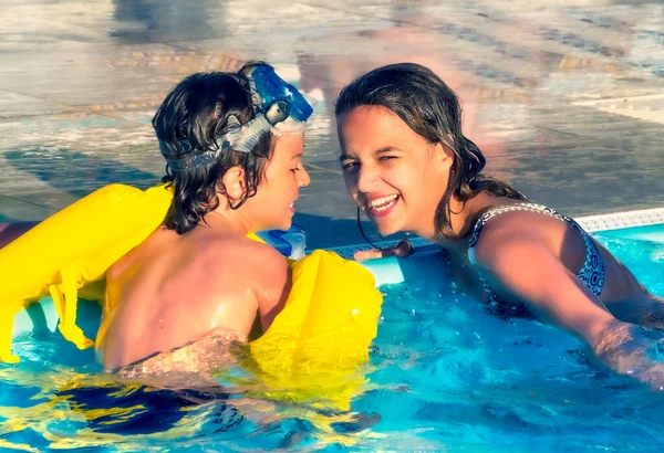Dvě Šťastné Děti Hrající Dne Bazénu — Stock fotografie