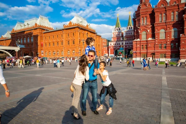 Moskova, Rusya - 01 Temmuz 2015: Mutlu aile Moskova 'da geziyor. Baba ve üç çocuk Kızıl Meydan' da eğleniyor ve sarılıyorlar.