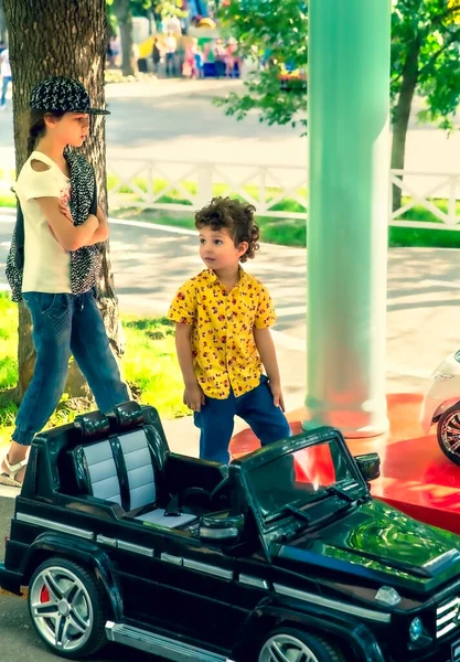 Freizeitpark Ein Lustiger Junge Steht Einem Sonnigen Sommertag Der Nähe — Stockfoto