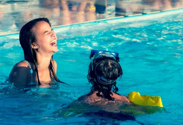 Menina Bonita Nadando Piscina Livre Divertir Com Seu Irmão — Fotografia de Stock