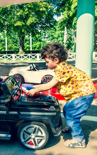 Kleiner Netter Junge Wäscht Großes Schwarzes Spielzeugauto Sommergarten Freien Brünettes — Stockfoto