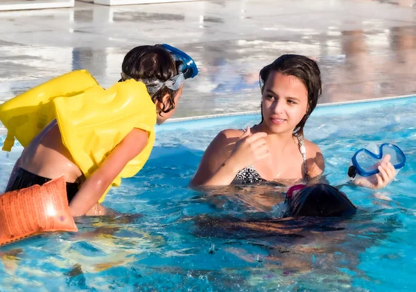 Ragazzino Giura Infelice Piscina Bambini Litigano Nuotando Piscina — Foto Stock