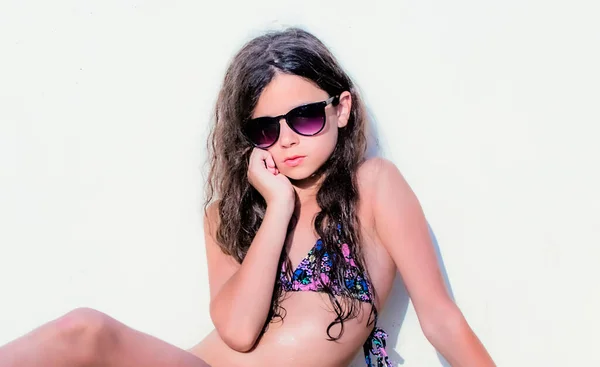 Retrato Una Joven Esbelta Traje Baño Gafas Sol Posando Contra — Foto de Stock