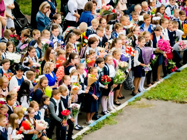 Moskau Russland September 2018 Gymnasiasten Und Erstklässler Stehen Tag Des — Stockfoto