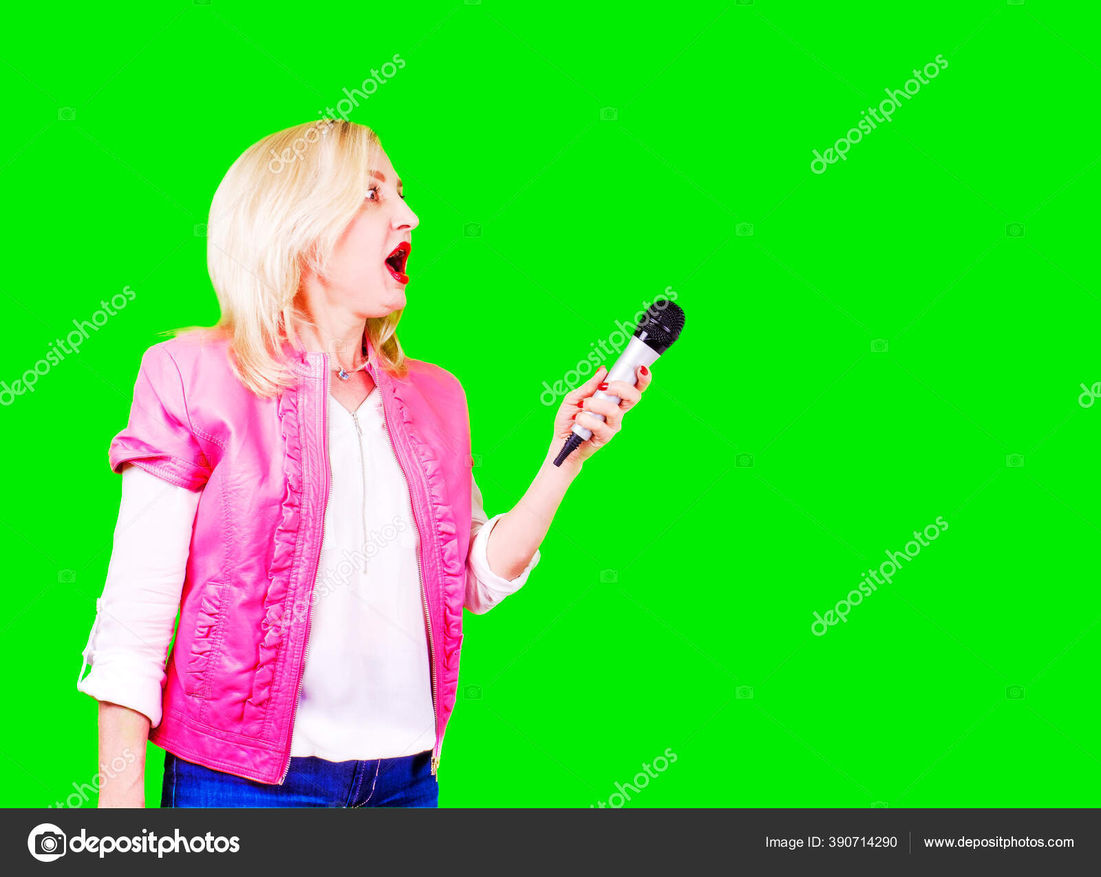 Зрелая Красивая Женщина Счастлива Мотивирована Поет Песню.