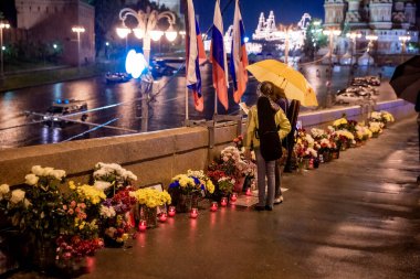 Moskova, Rusya 28 Haziran 2015: Rus siyasetçi Boris Nemtsov 'un öldürüldüğü yerde portre ve çiçekler.