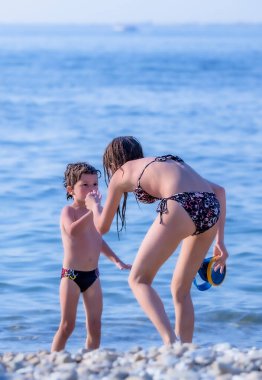 Çocuklar kavga eder. Üzgün, üzgün ve mutsuz küçük kız dışarıda geziyor. Sorunlu çocuk. Küçük çocuklar için eğitim.