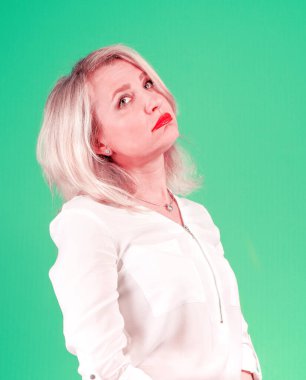 Parlak arkaplanda ağlayan üzgün kadın.