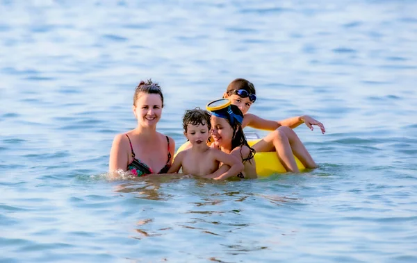 Volwassen Moeder Zwemmen Spelen Met Haar Kinderen Zee — Stockfoto