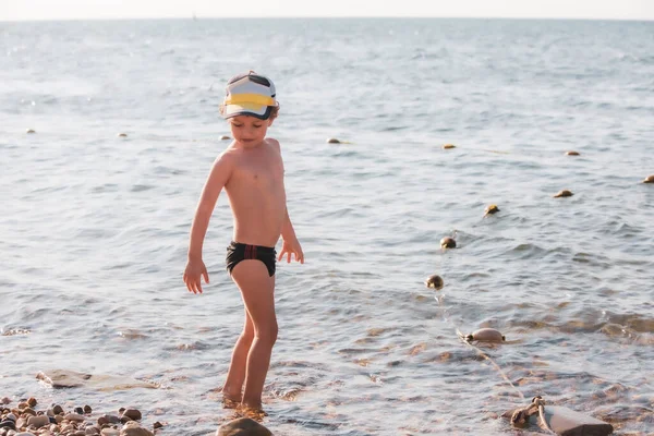 Ragazzino Ghiaia Plyazhe Bambino Ragazzo Natura Con Bel Mare — Foto Stock