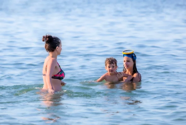 Volwassen Moeder Zwemmen Spelen Met Haar Kinderen Zee — Stockfoto