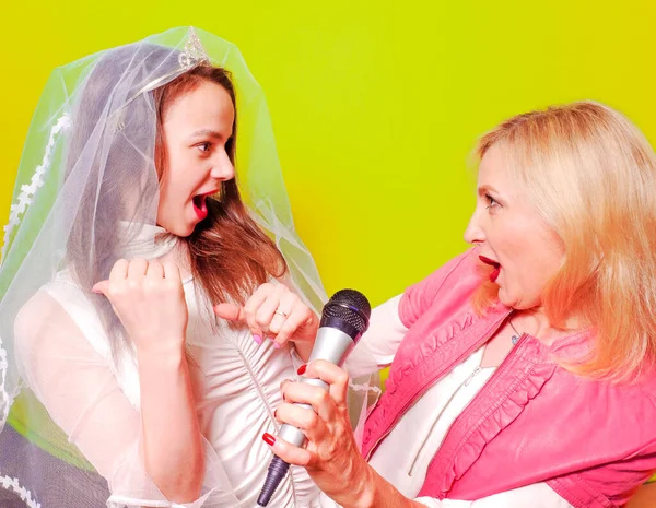 Die Junge Sängerin Braut Und Ihre Schwester Mit Einem Mikrofon — Stockfoto