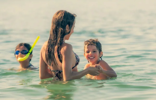 Niños Felices Jugando Playa Durante Día Actividades Vacaciones Niño Está — Foto de Stock