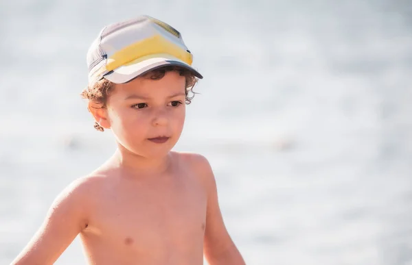 Ragazzino Ghiaia Plyazhe Bambino Ragazzo Natura Con Bel Mare — Foto Stock