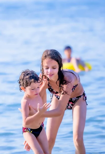 Schwester Und Bruder Spielen Tagsüber Strand Konzept Bruder Und Schwester — Stockfoto