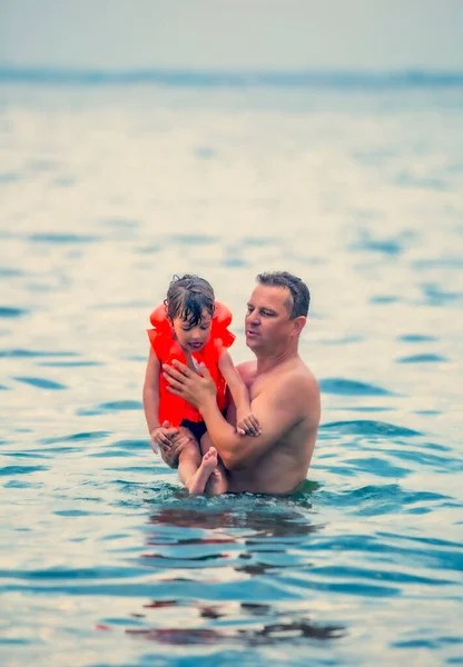 Vater Und Sohn Schwimmen Meer Reisen Sommer — Stockfoto
