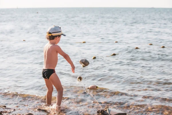 Kleine Jongen Kiezelstrand Kind Jongen Natuur Met Prachtige Zee — Stockfoto