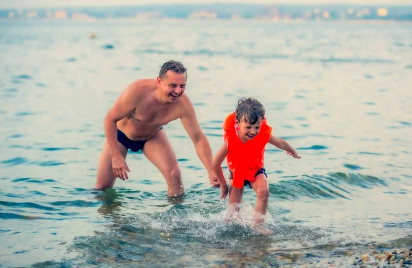Padre Con Hijo Nadando Mar Viajes Verano — Foto de Stock