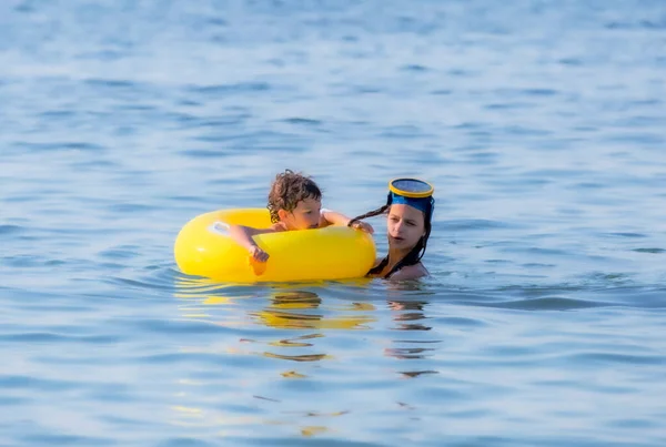 Testvérek Úsznak Tengerben Aktív Nyári Vakáció Kütyü Nélkül Utazási Hely — Stock Fotó