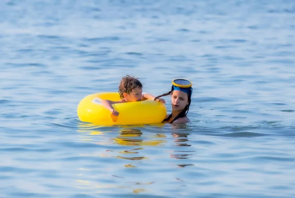 Brother Sister Swimming Sea Active Summer Vacation Gadgets Travel Destination — Stock Photo, Image