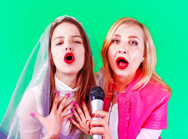 Νεαρή Νύφη Σίνγκερ Και Αδελφή Της Μικρόφωνο Γιορτάζουν Επερχόμενο Γάμο — Φωτογραφία Αρχείου