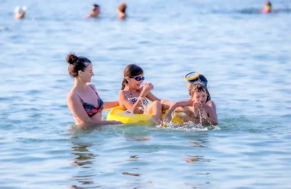 Mother Sun Sea Summer Holidays Sea Beach Happy Family Swims — Stock Photo, Image