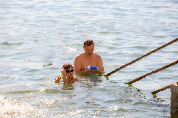Papà Figlia Nuotano Nel Mare Vicino Alle Scale Metallo Copia — Foto Stock