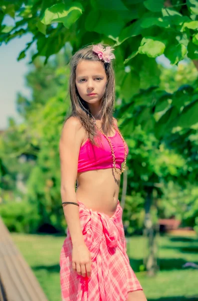 Modelo Procurando Menina Tópico Rosa Posando Fundo Grama Verde Floresta — Fotografia de Stock